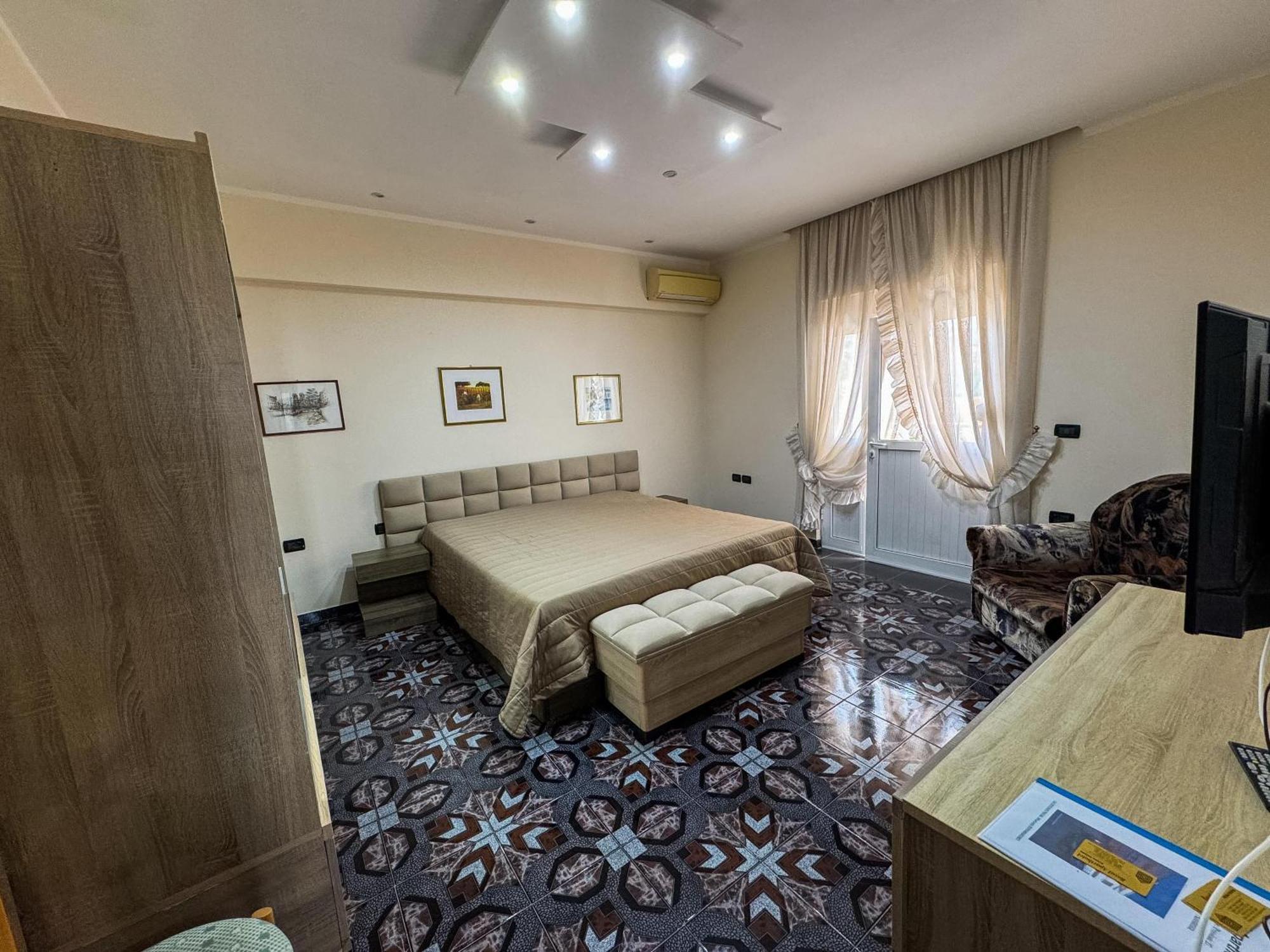 Royal Aparthotel Влёра Экстерьер фото